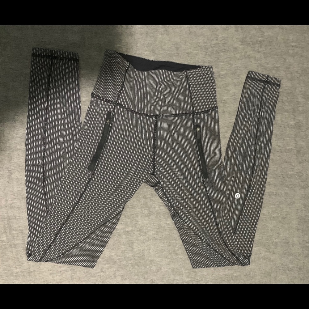 Full length black and white Lululemon leggings